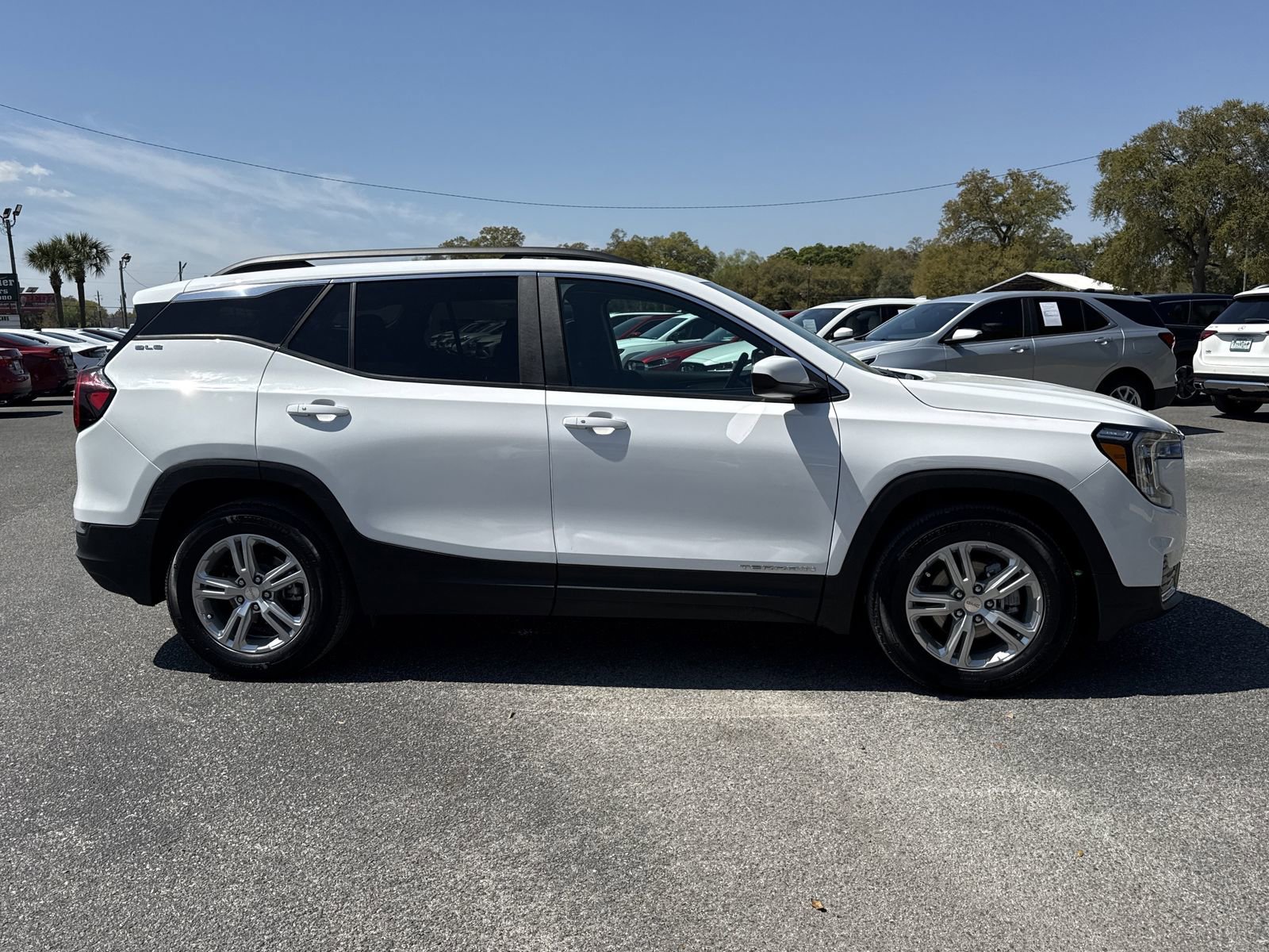 Used 2024 GMC Terrain SLE w/ Driver Convenience Package FWD image 6