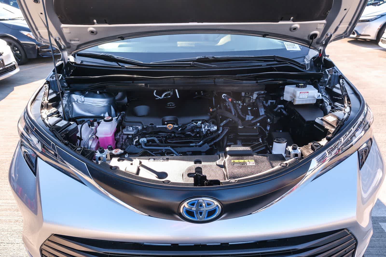 Certified 2024 Toyota Sienna XLE FWD image 31