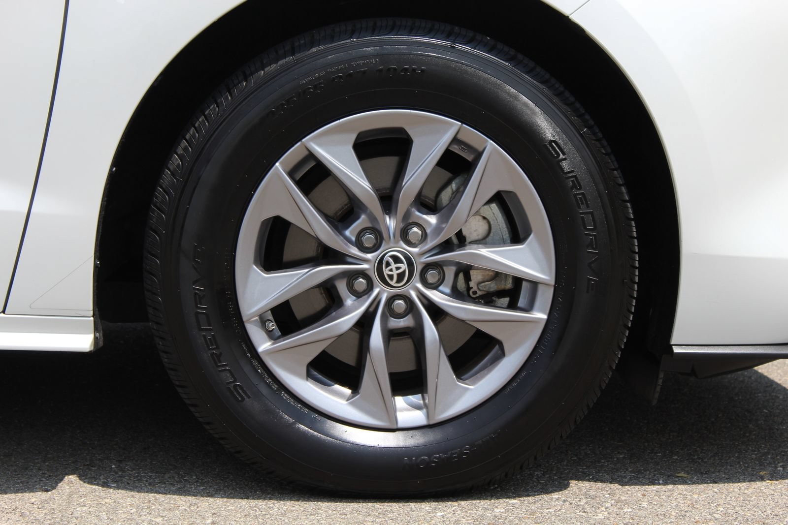 Used 2024 Toyota Sienna XLE FWD image 26