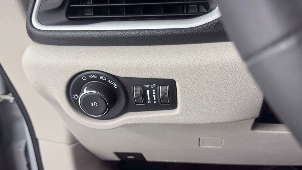 Used 2022 Chrysler Pacifica Touring-L FWD image 36