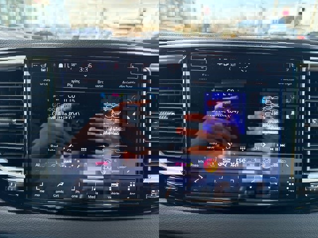 Used 2024 Chrysler Pacifica Touring-L image 33