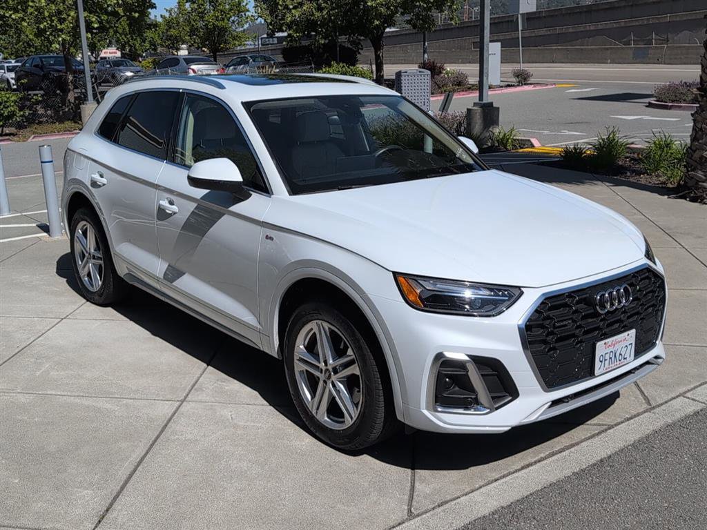 Used 2023 Audi Q5 e Premium w/ Convenience Package image 4