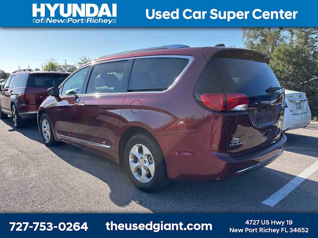 Used 2017 Chrysler Pacifica Touring-L Plus image 2