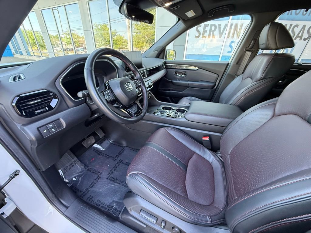 Used 2025 Honda Pilot Black Edition image 14