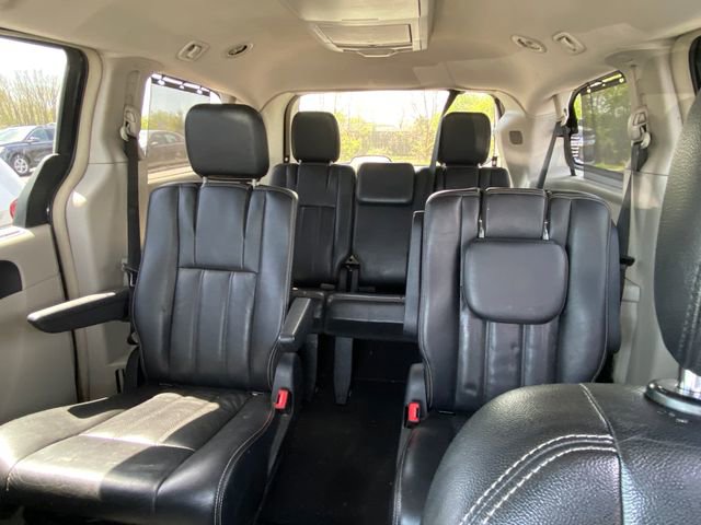 Used 2011 Chrysler Town & Country Touring-L w/ Entertainment Group #2 FWD image 11