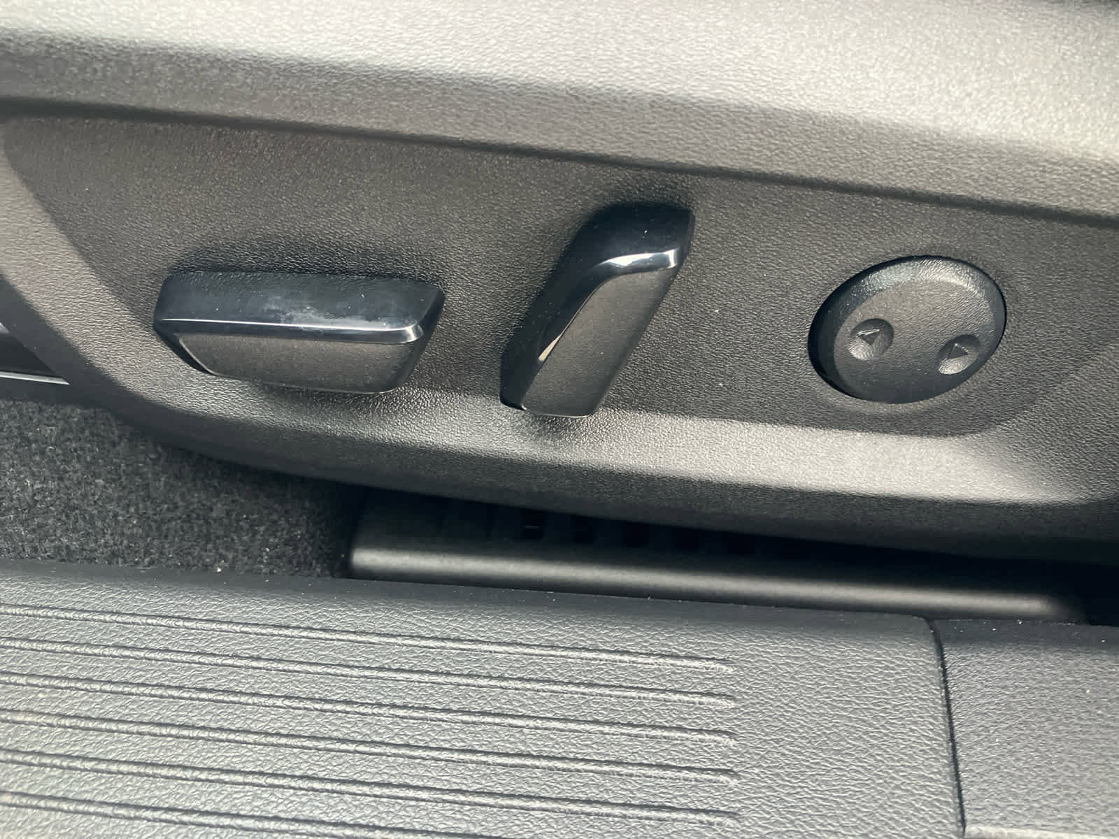 Used 2024 Nissan Rogue SL image 11