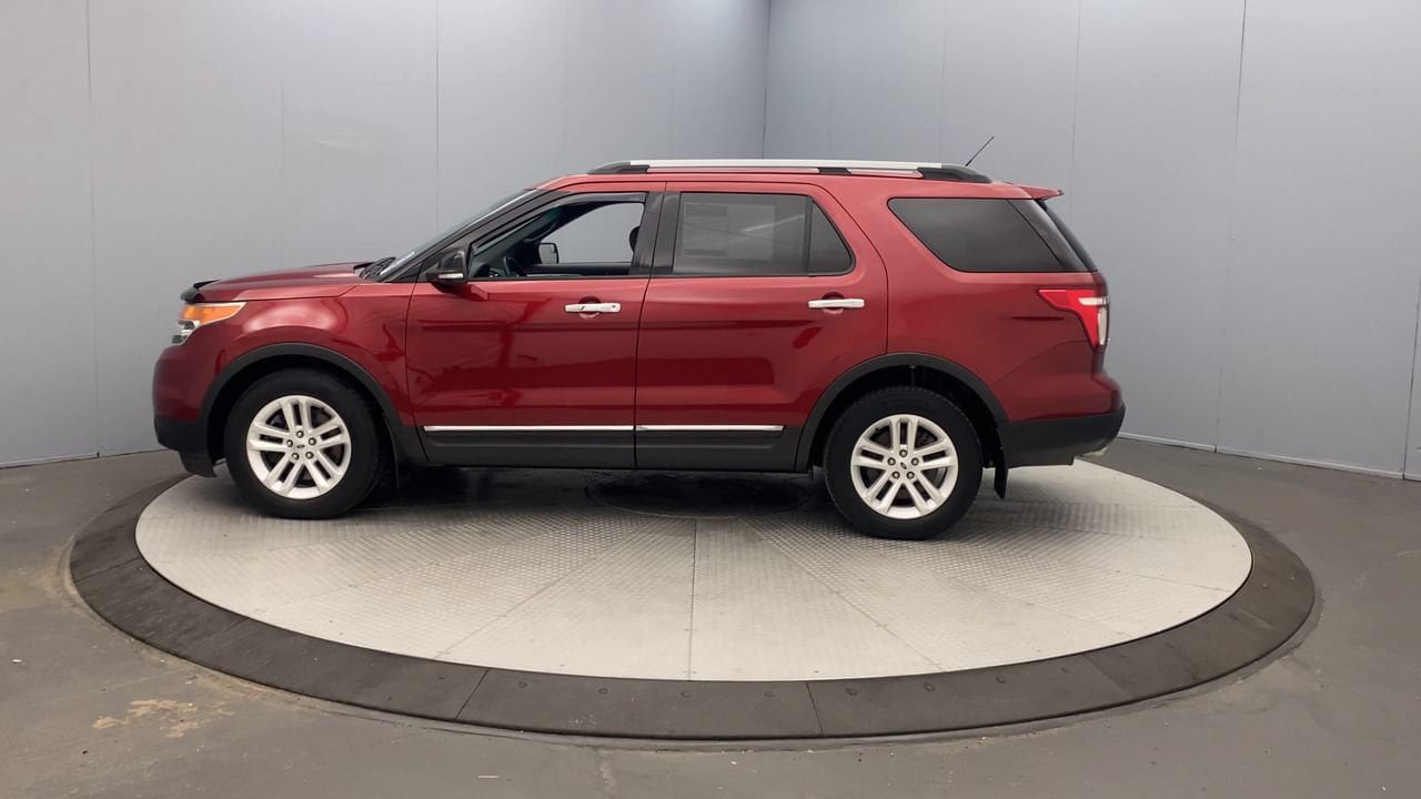 Used 2015 Ford Explorer XLT w/ Equipment Group 202A FWD image 2