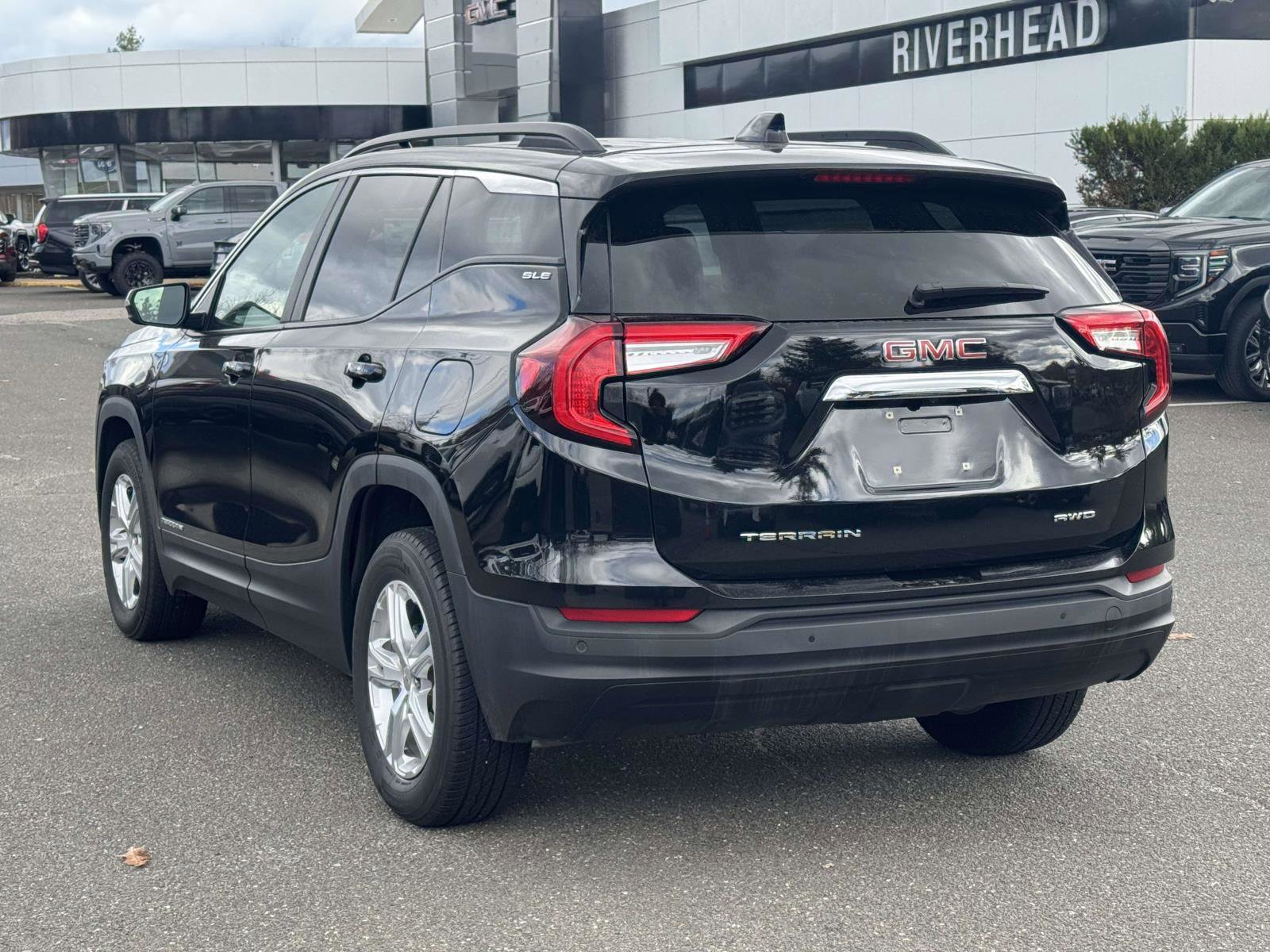 Used 2023 GMC Terrain SLE w/ Driver Convenience Package image 4