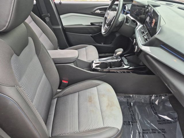Used 2025 Chevrolet Trax LT w/ LT Convenience Package FWD image 30