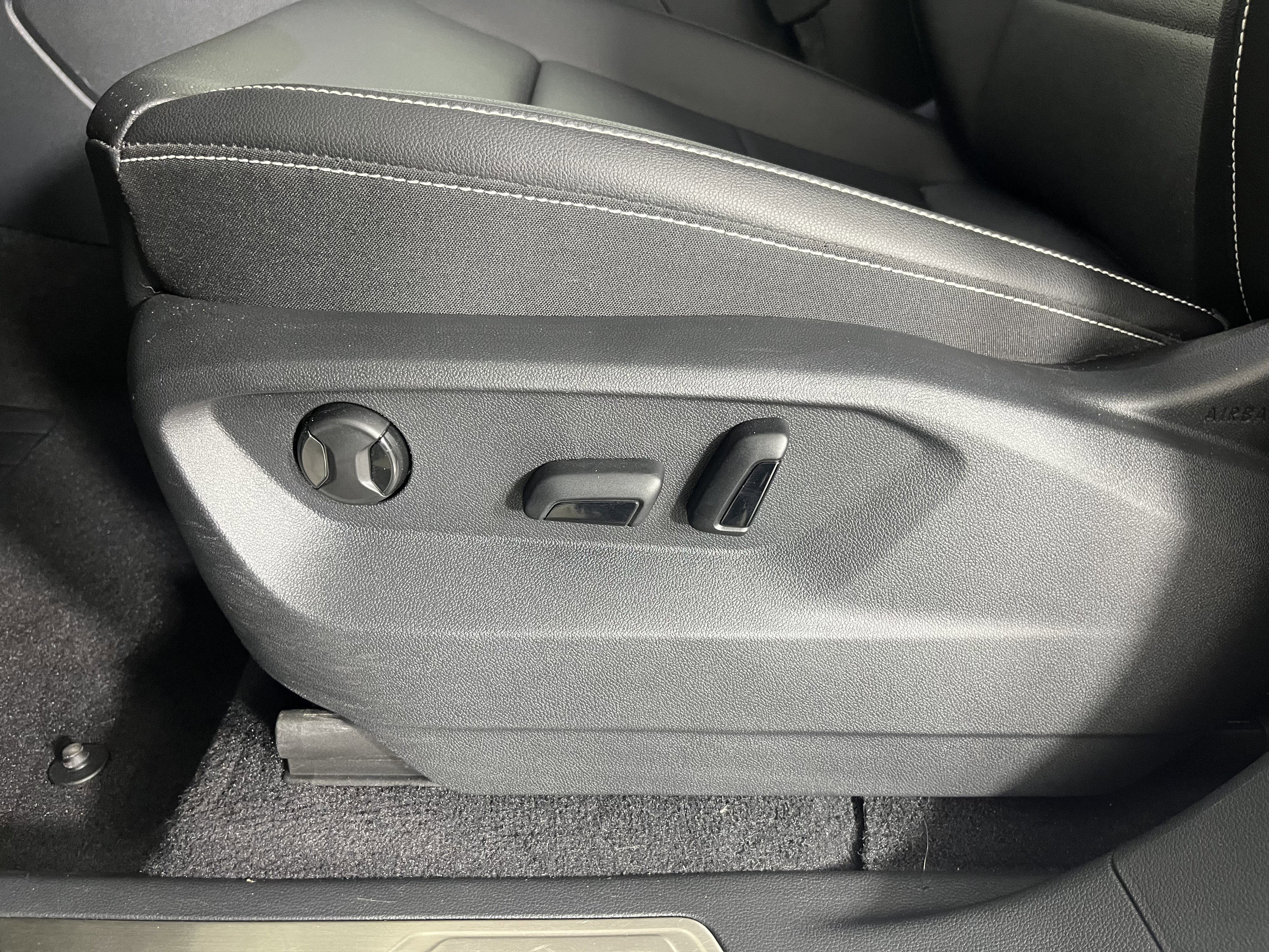 Certified 2023 Volkswagen Atlas SE w/ Black Wheel Package image 19