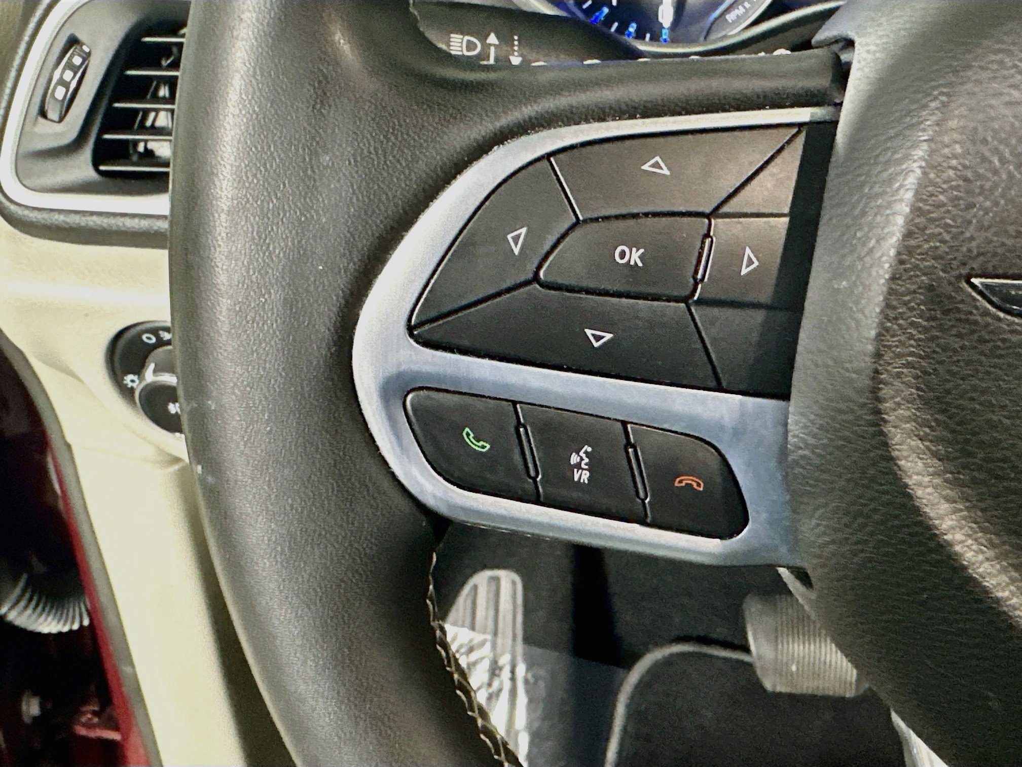 Used 2023 Chrysler Pacifica Touring-L AWD/4WD image 16