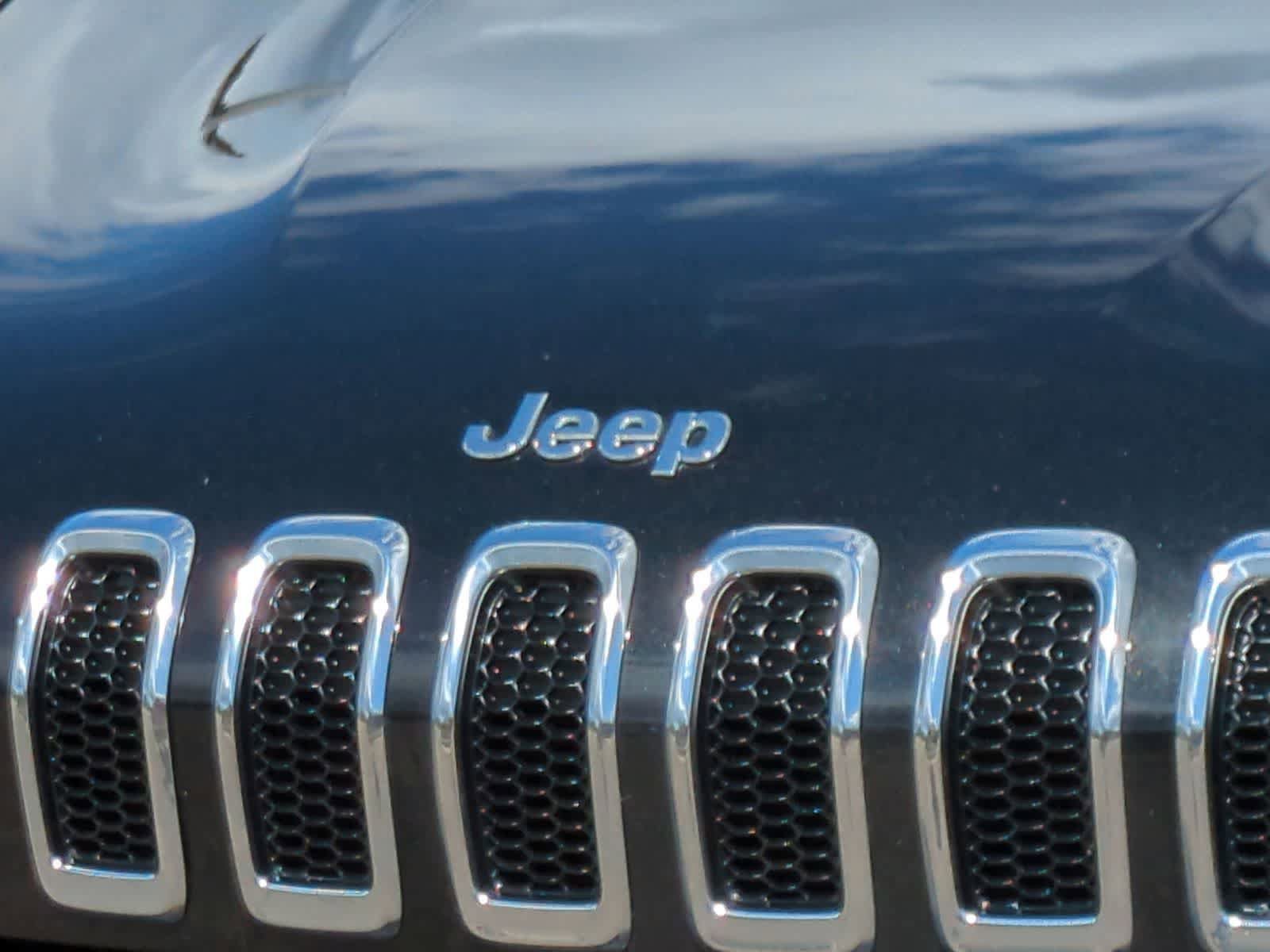 Used 2016 Jeep Cherokee Latitude w/ Safety/Convenience Group AWD/4WD image 12