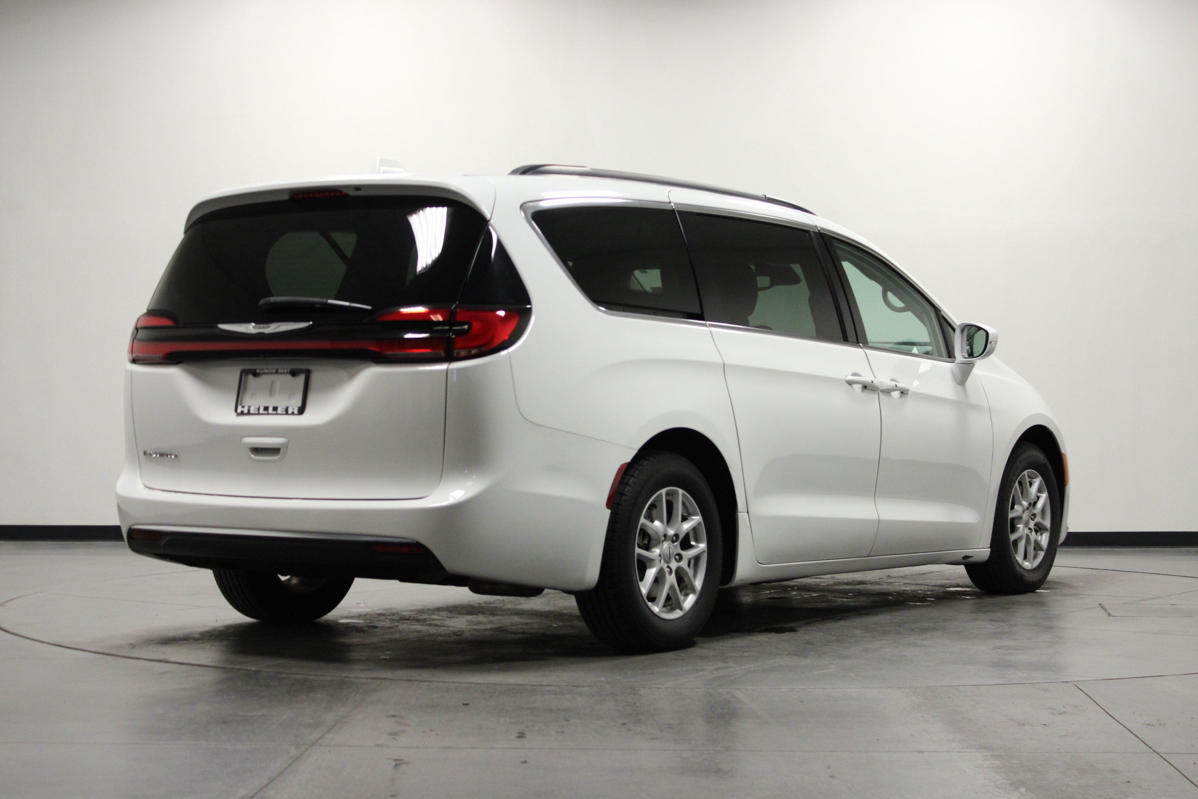 Used 2022 Chrysler Pacifica Touring-L FWD image 4