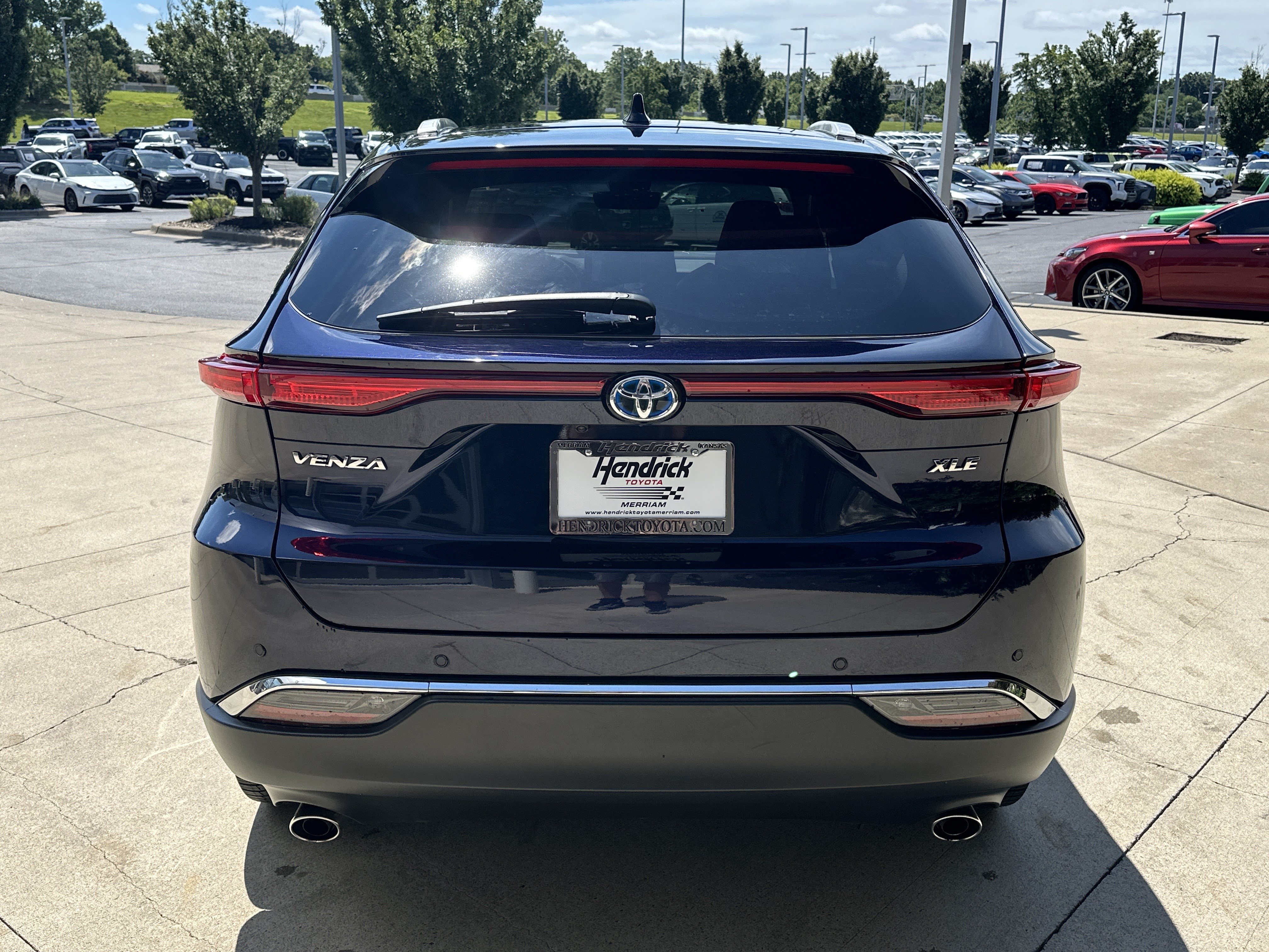 Used 2023 Toyota Venza XLE AWD/4WD image 8
