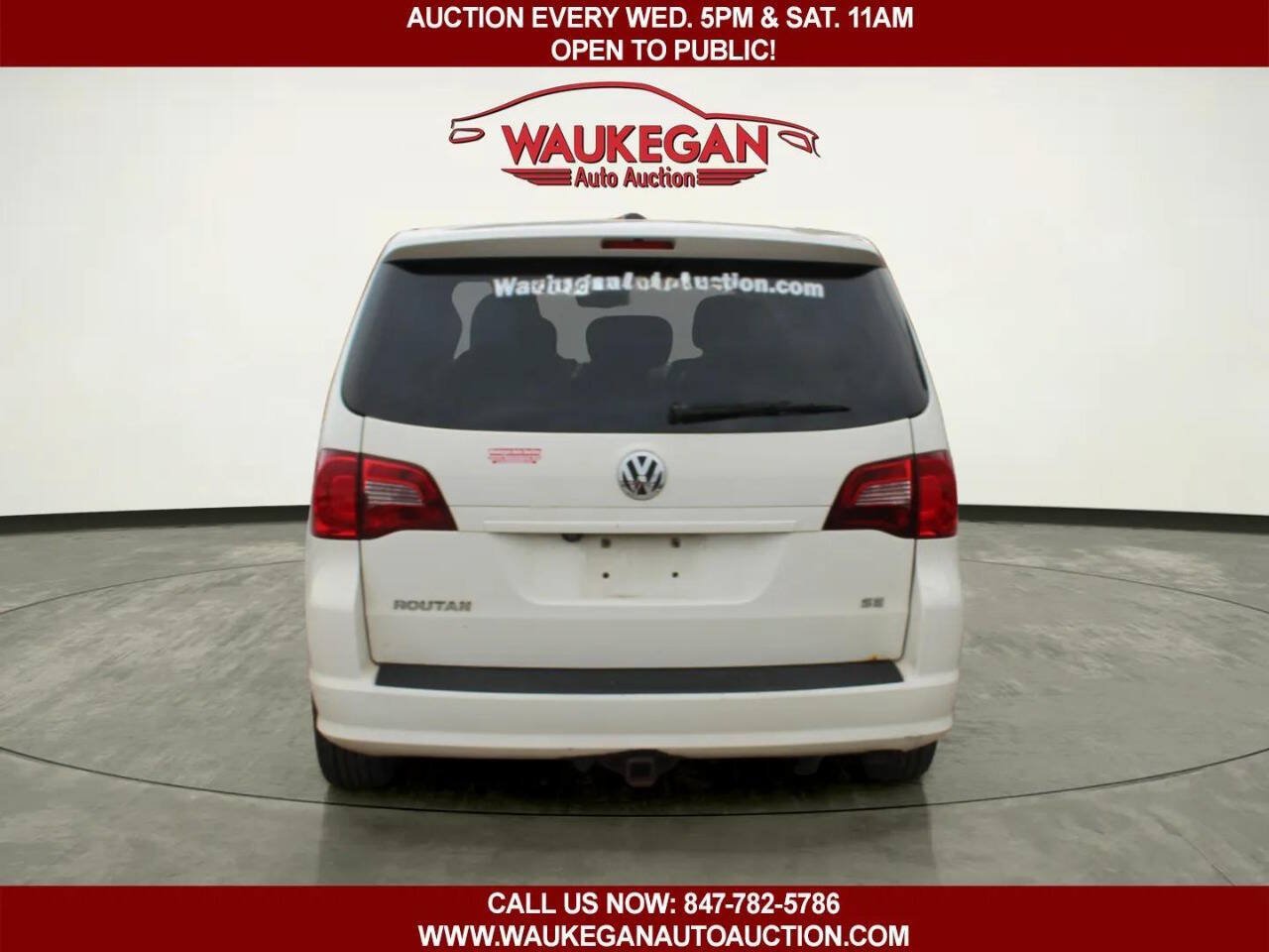 Used 2010 Volkswagen Routan SE FWD image 6