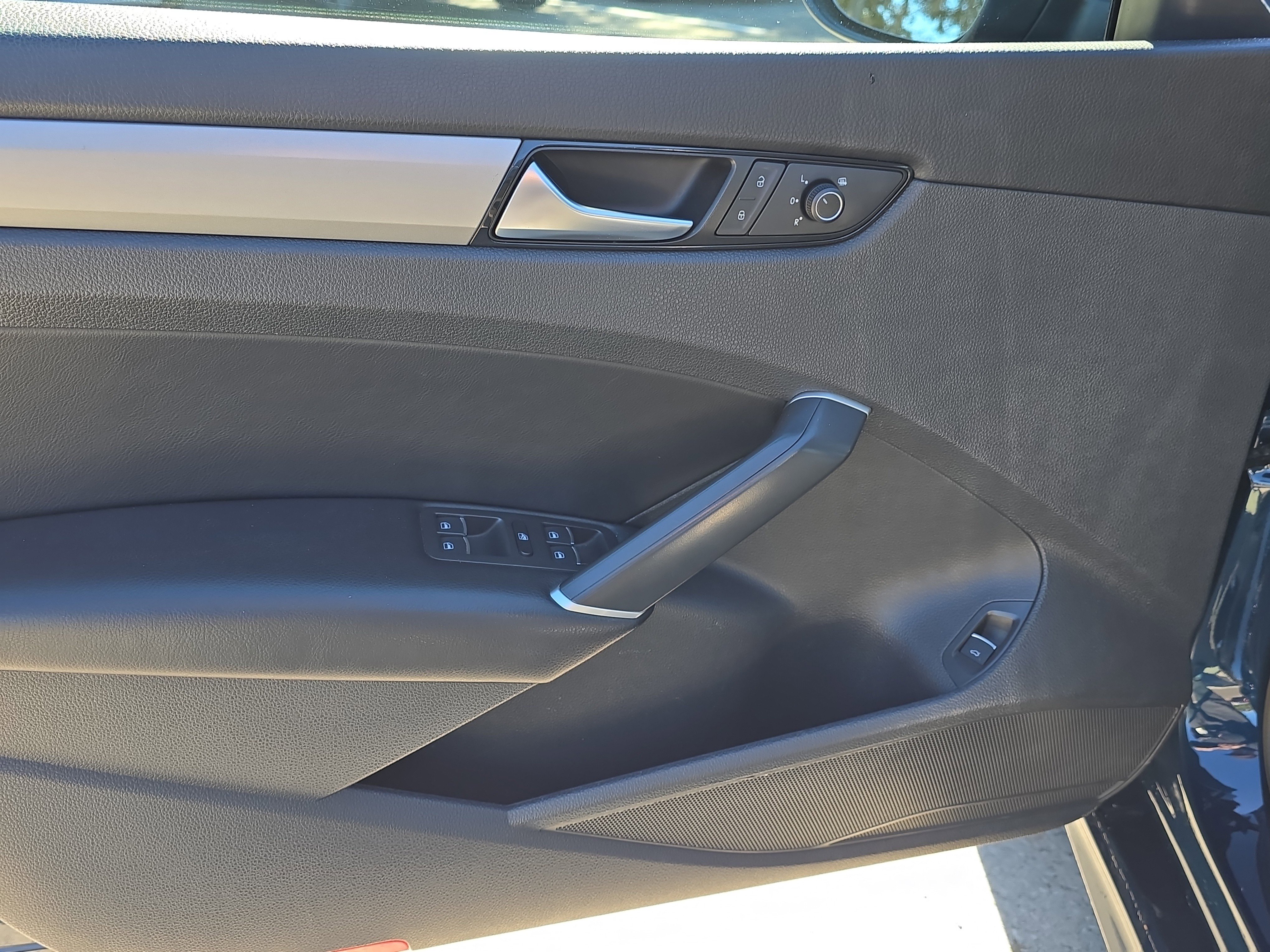 Used 2022 Volkswagen Passat 2.0T SE image 17