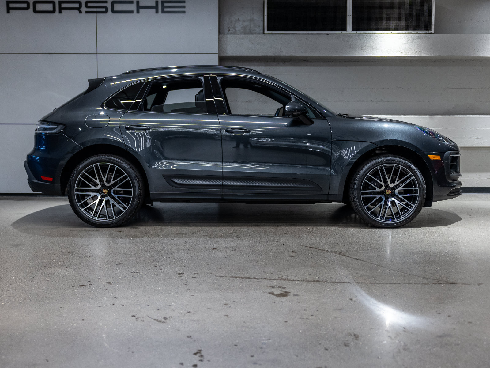 Certified 2026 Porsche Macan AWD/4WD image 9