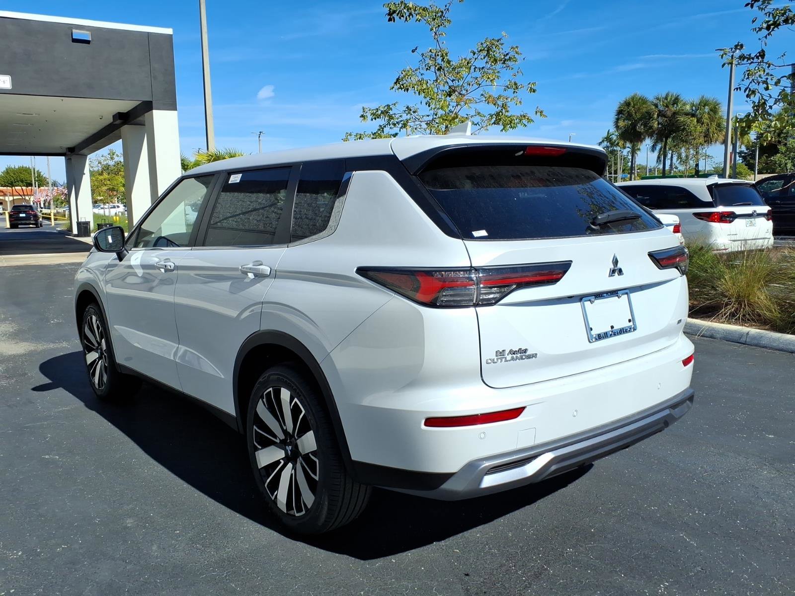 New 2026 Mitsubishi Outlander SE FWD image 3
