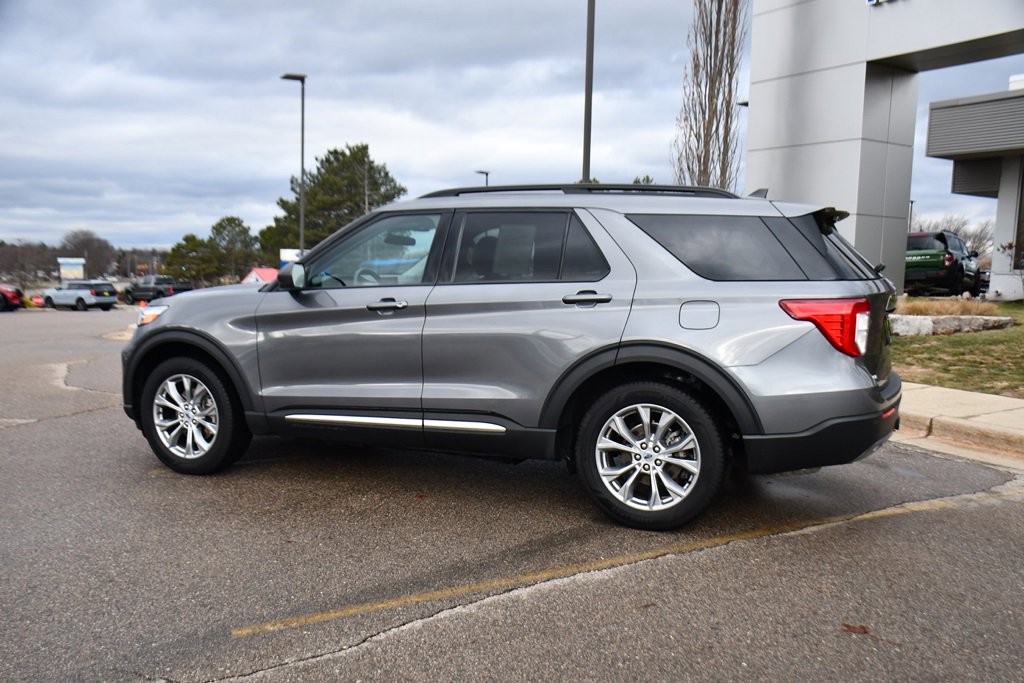 Used 2023 Ford Explorer XLT w/ Equipment Group 202A image 3