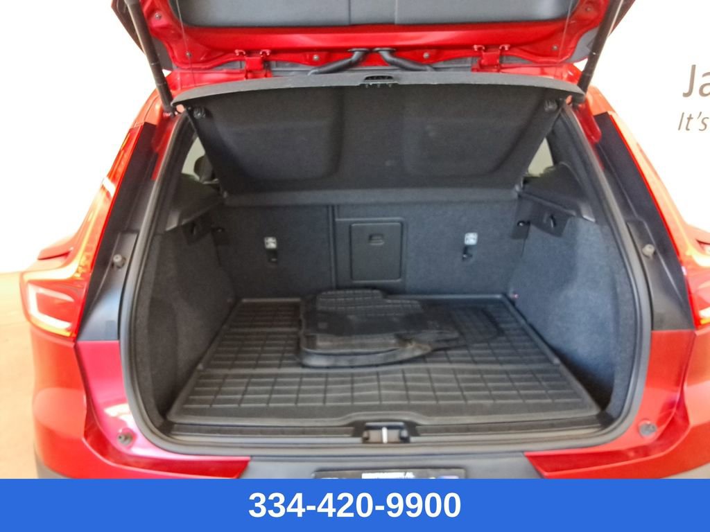 Used 2022 Volvo XC40 T5 Momentum image 23