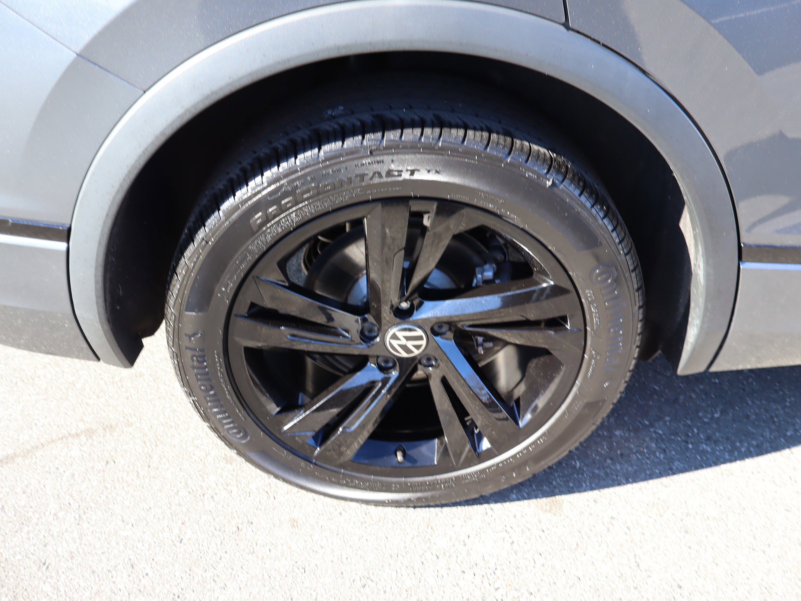 Used 2023 Volkswagen Tiguan SE R-Line image 40