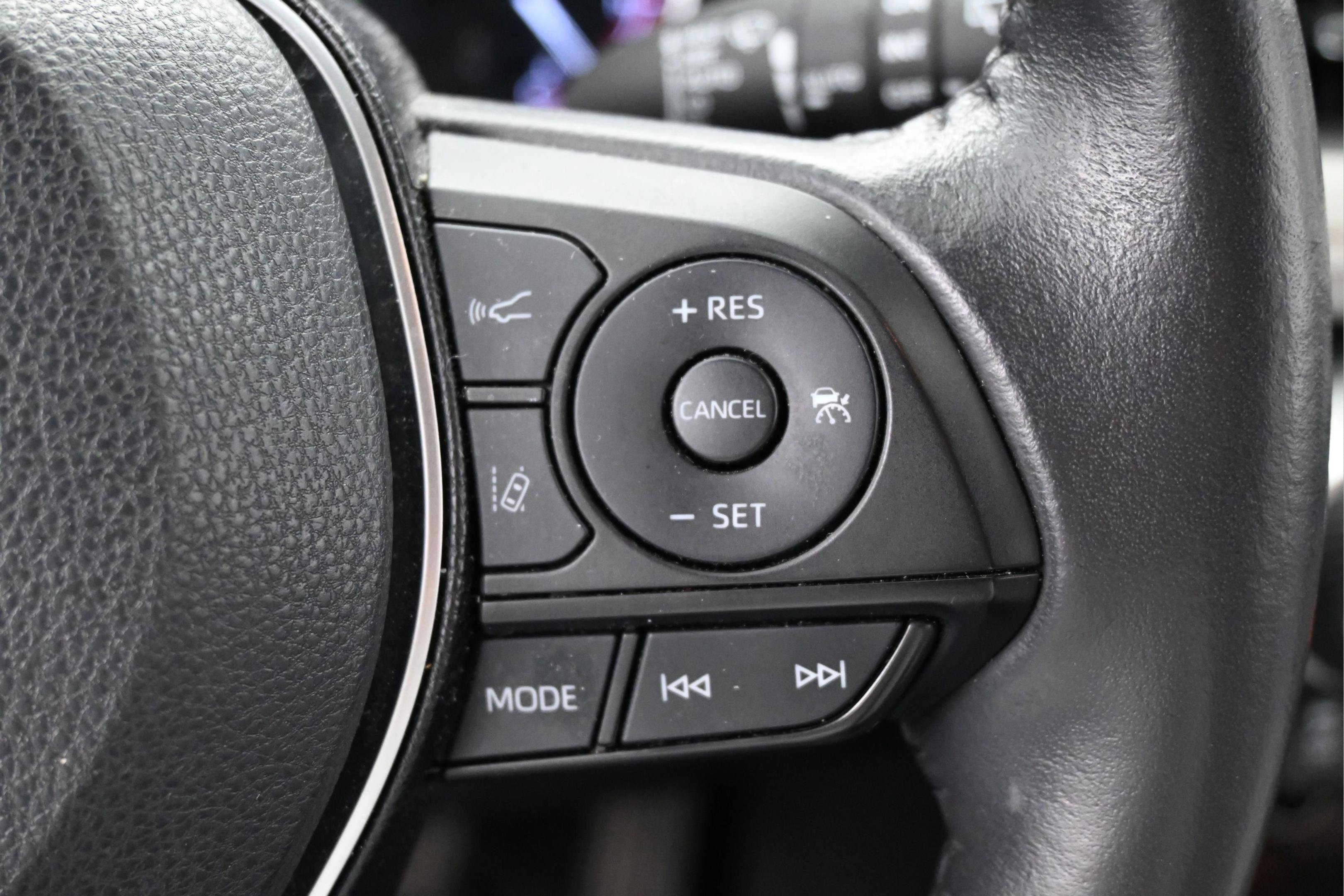 Used 2019 Toyota RAV4 Limited w/ Cold Weather Package FWD image 15