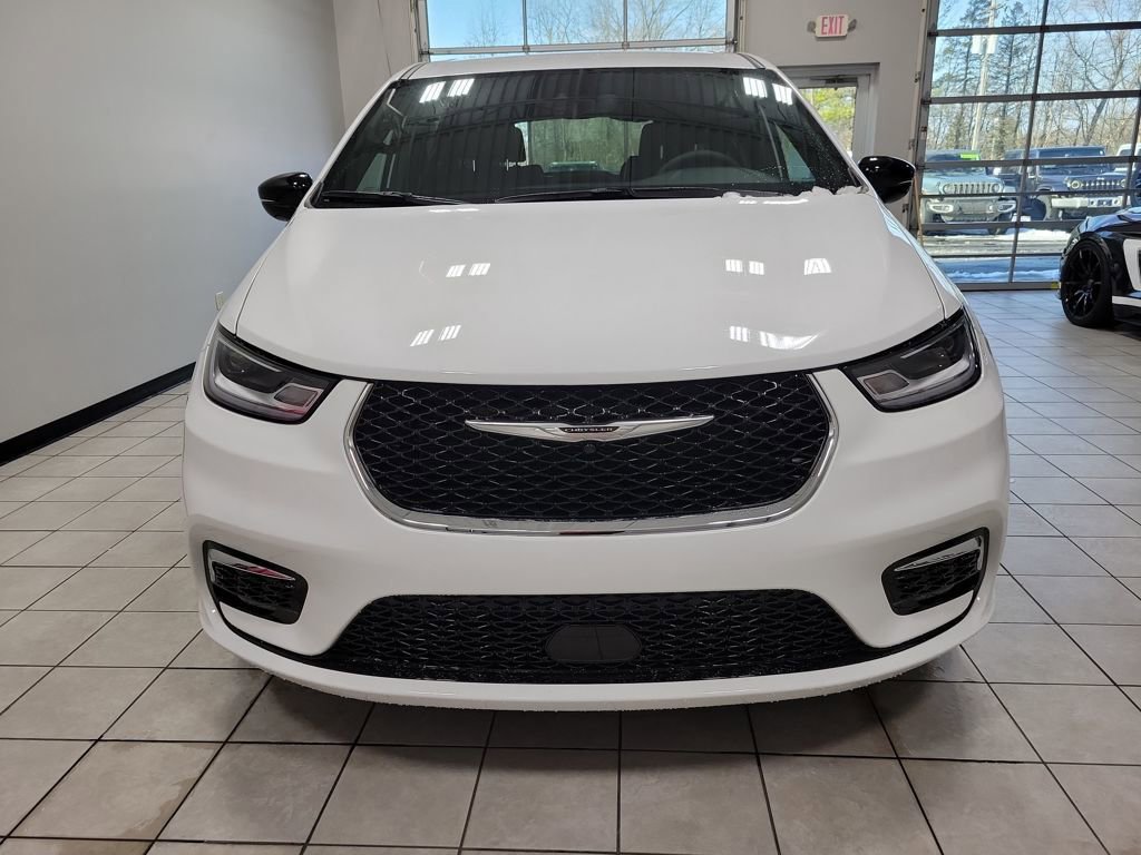 New 2026 Chrysler Pacifica Select image 3