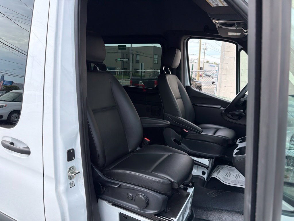 Used 2025 Mercedes-Benz Sprinter 2500 image 28