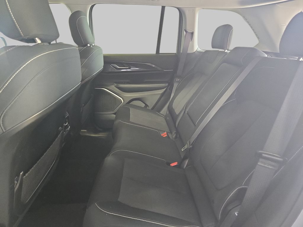 Used 2022 Jeep Grand Cherokee Laredo w/ Luxury Tech Group I AWD/4WD image 17