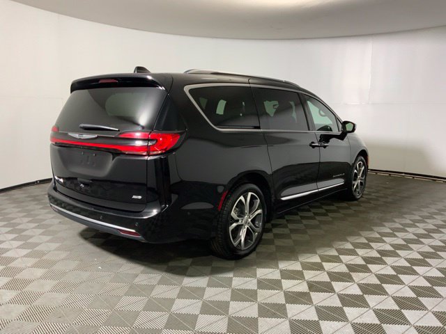 Used 2024 Chrysler Pacifica Pinnacle AWD/4WD image 5