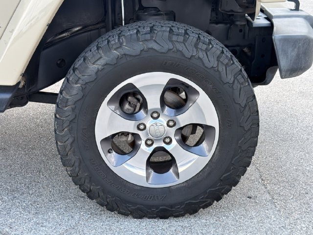 Used 2017 Jeep Wrangler Unlimited Sahara w/ Connectivity Group AWD/4WD image 35