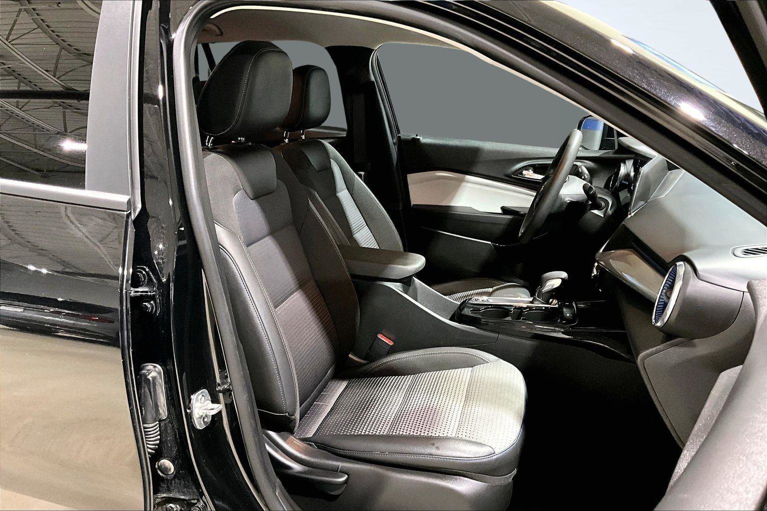 Used 2025 Chevrolet Trax LT image 8