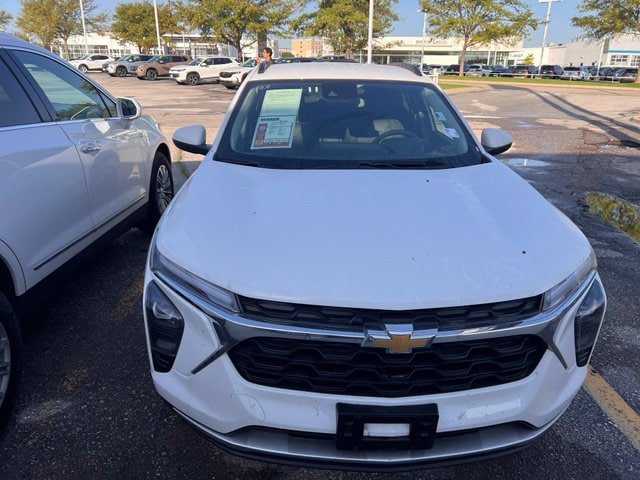 Used 2025 Chevrolet Trax LT FWD image 2