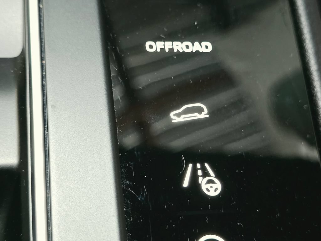 Certified 2026 Porsche Macan AWD/4WD image 35