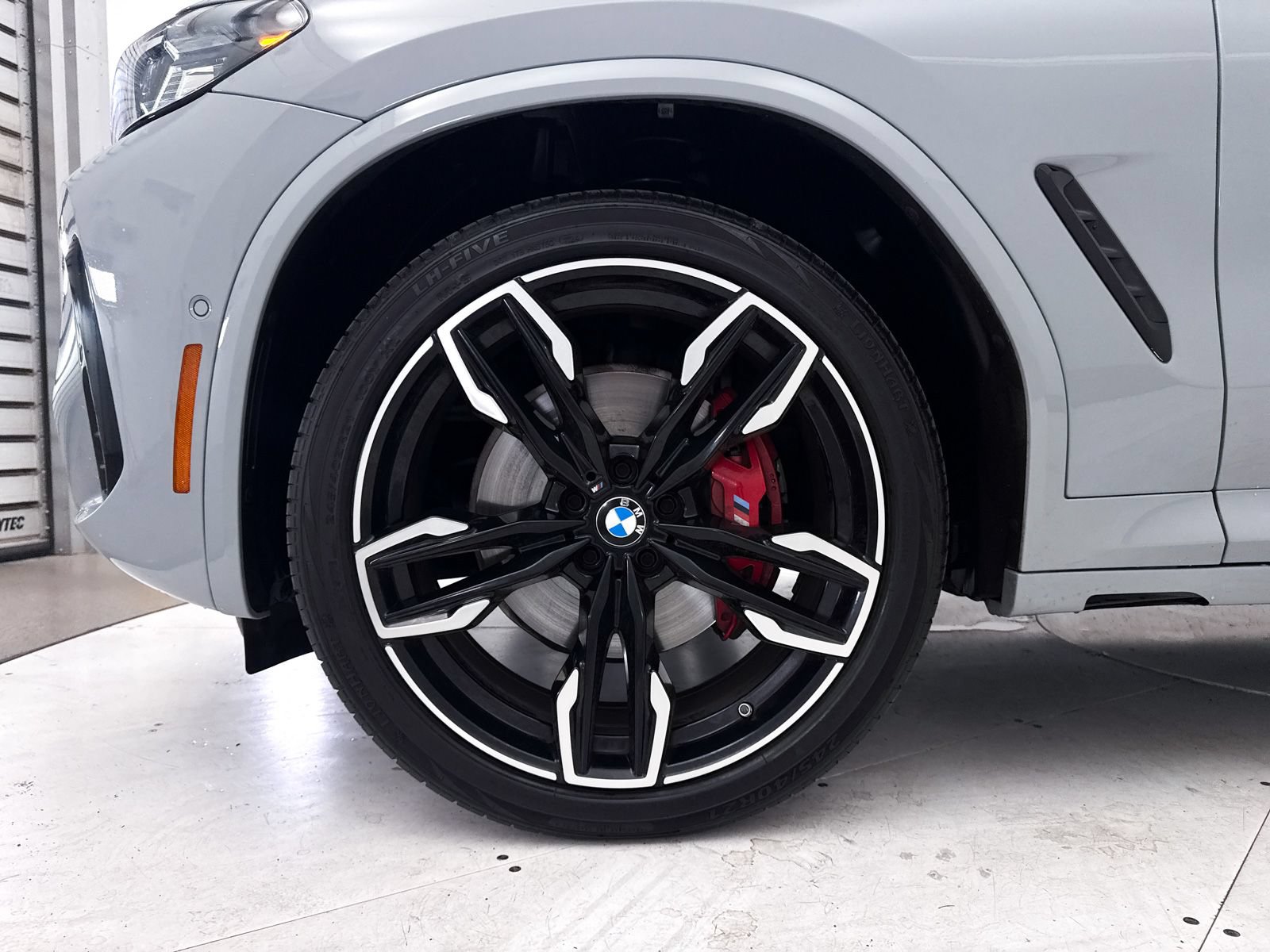 Used 2024 BMW X4 M40i w/ Parking Assistance Package AWD/4WD image 17