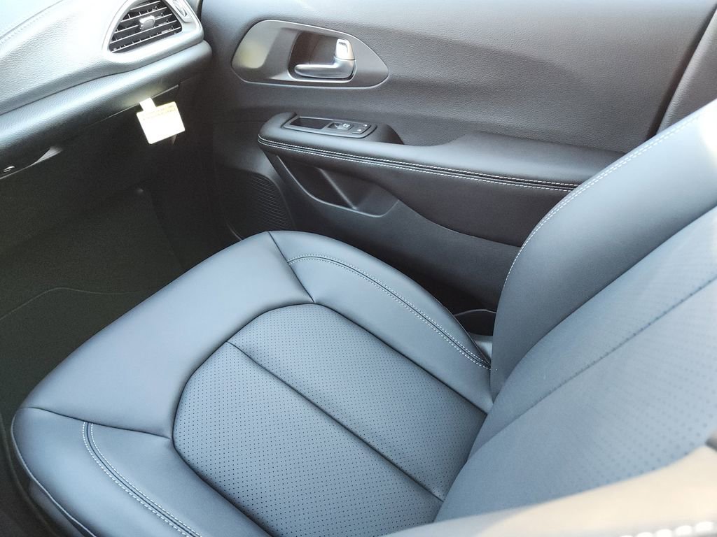 New 2026 Chrysler Pacifica Select w/ S Appearance Package image 16