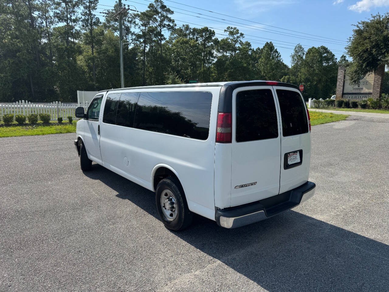 Used 2018 Chevrolet Express 3500 LT w/ LT Preferred Equipment Group RWD image 4