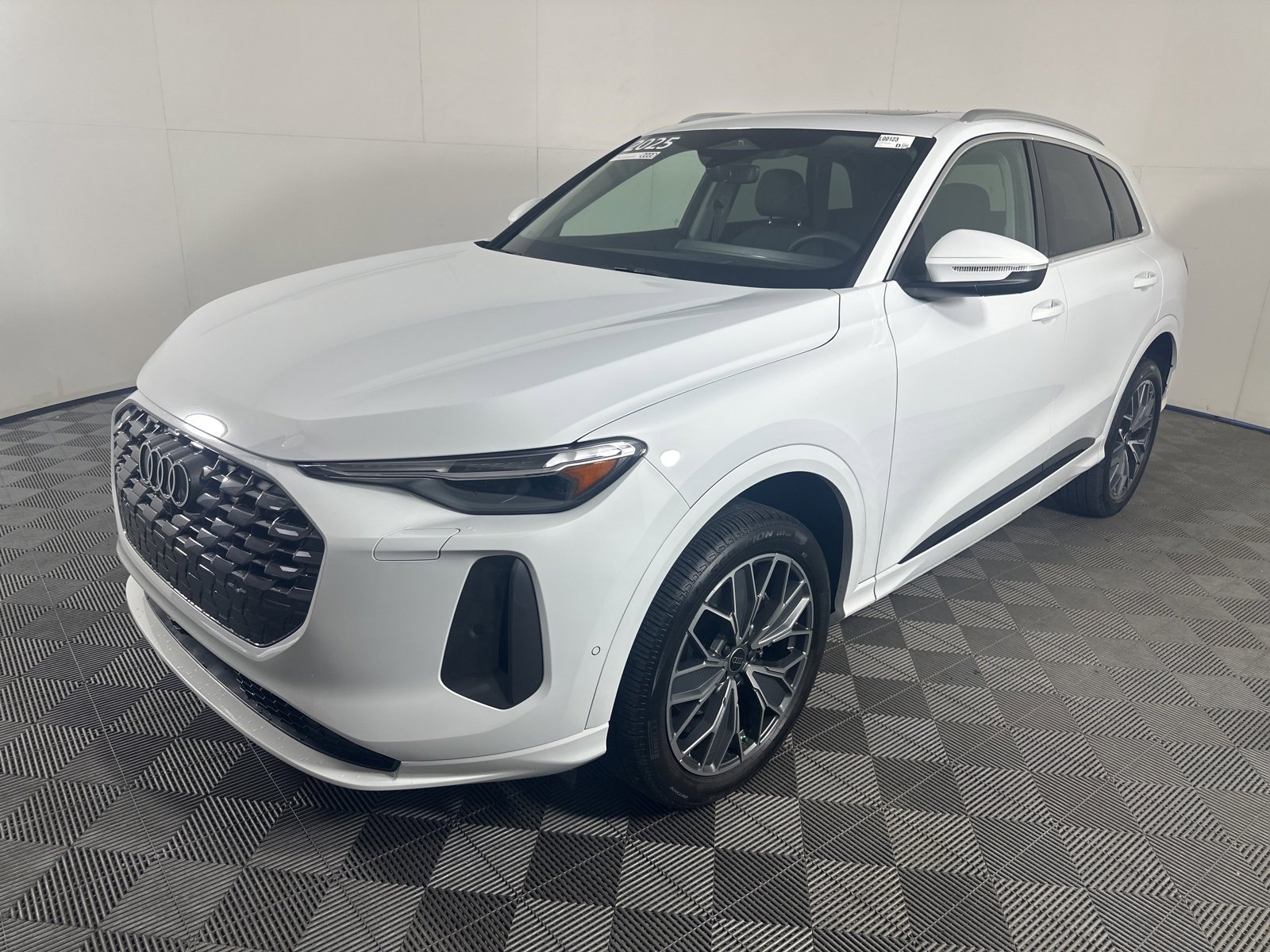 Certified 2025 Audi Q5 2.0T Premium Plus w/ Premium Plus image 4