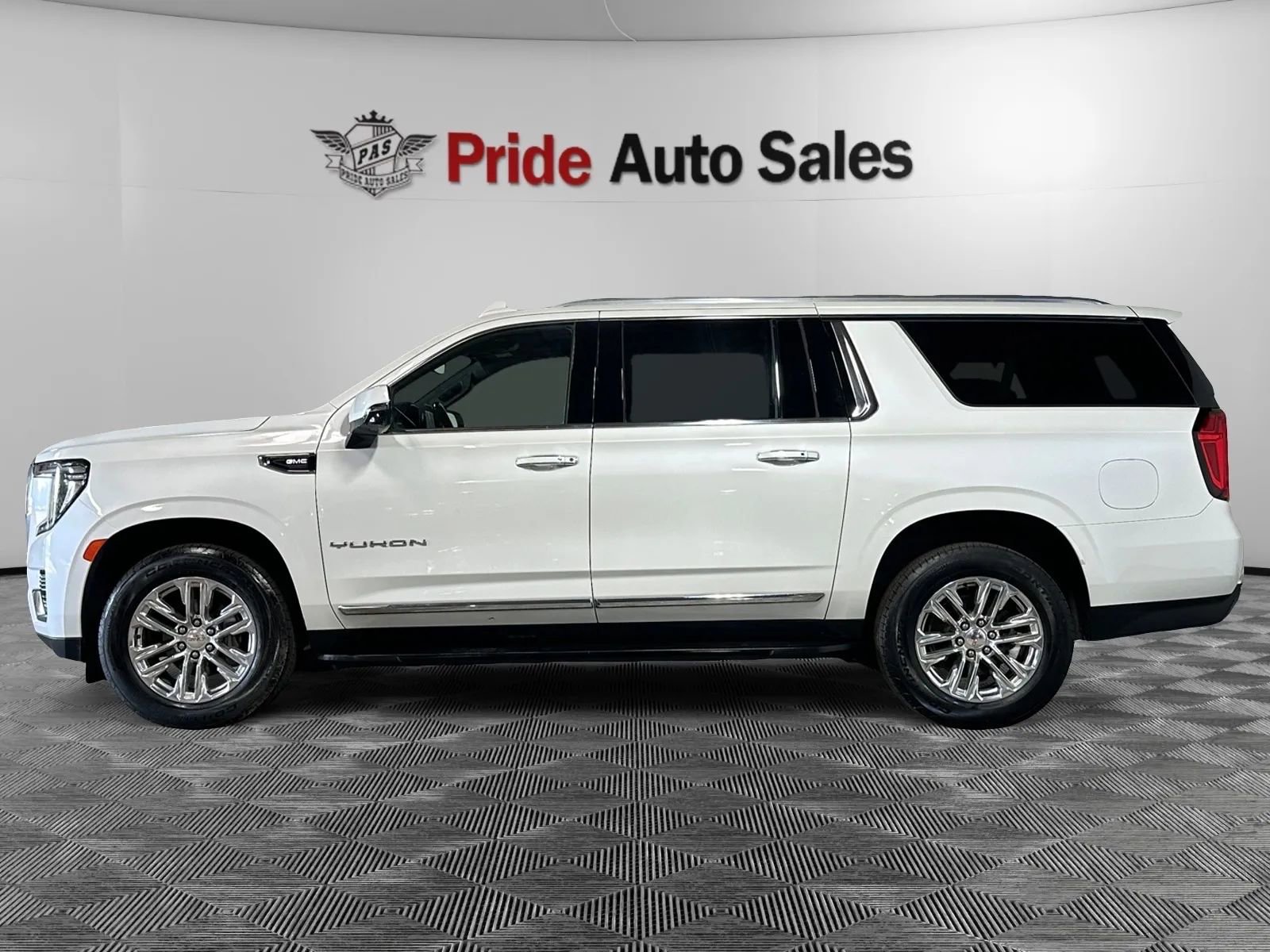 Used 2021 GMC Yukon XL SLT w/ SLT Premium Package image 5