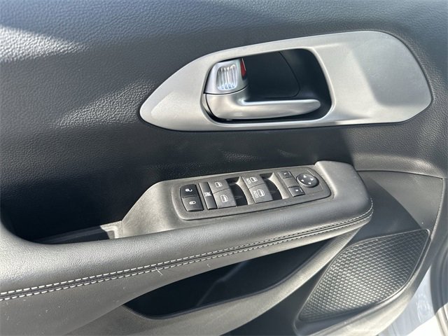 Used 2024 Chrysler Pacifica Touring image 15