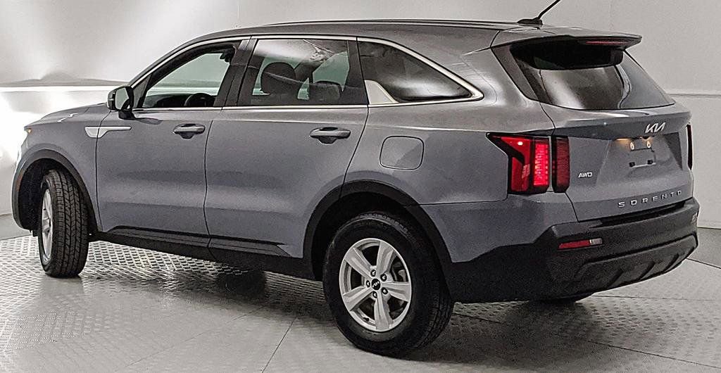 Used 2022 Kia Sorento LX AWD/4WD image 4