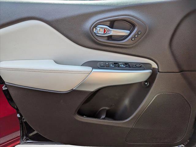 Used 2017 Jeep Cherokee Overland w/ Technology Group image 11