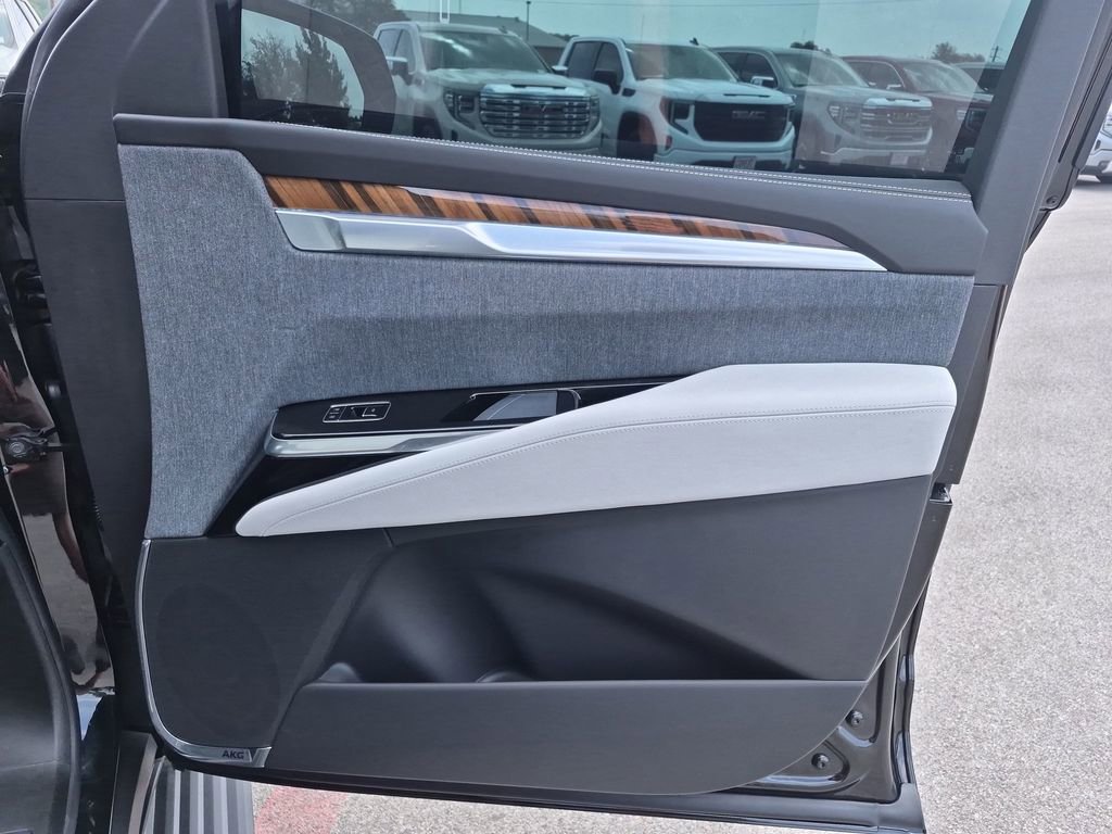 Used 2026 Cadillac Escalade Platinum Sport w/ LPO, Floor Liner Package AWD/4WD image 39