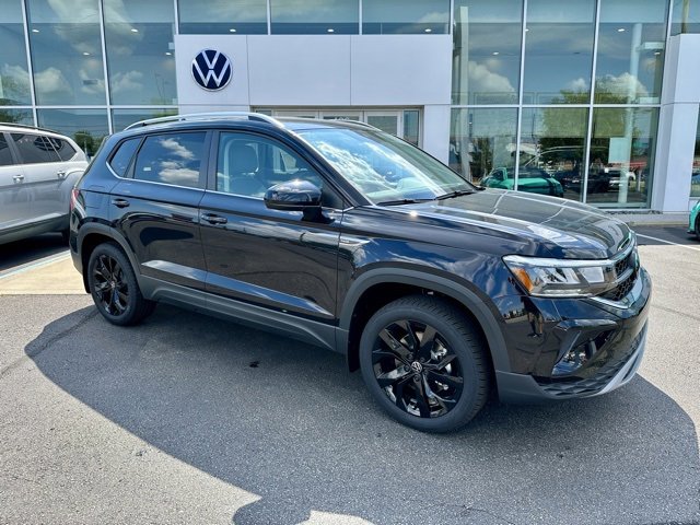 New 2024 Volkswagen Taos SE image 1