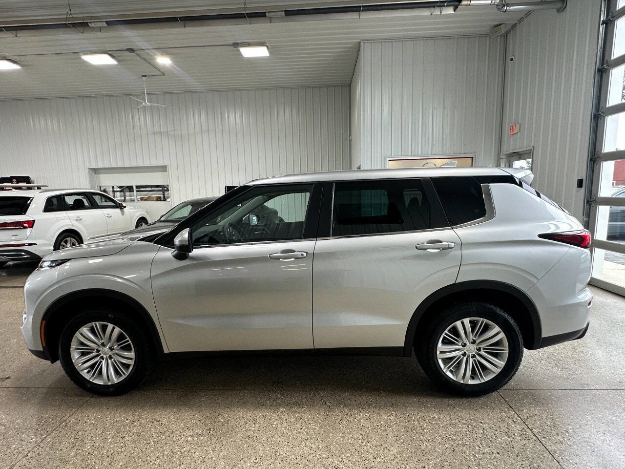 Used 2023 Mitsubishi Outlander ES image 5