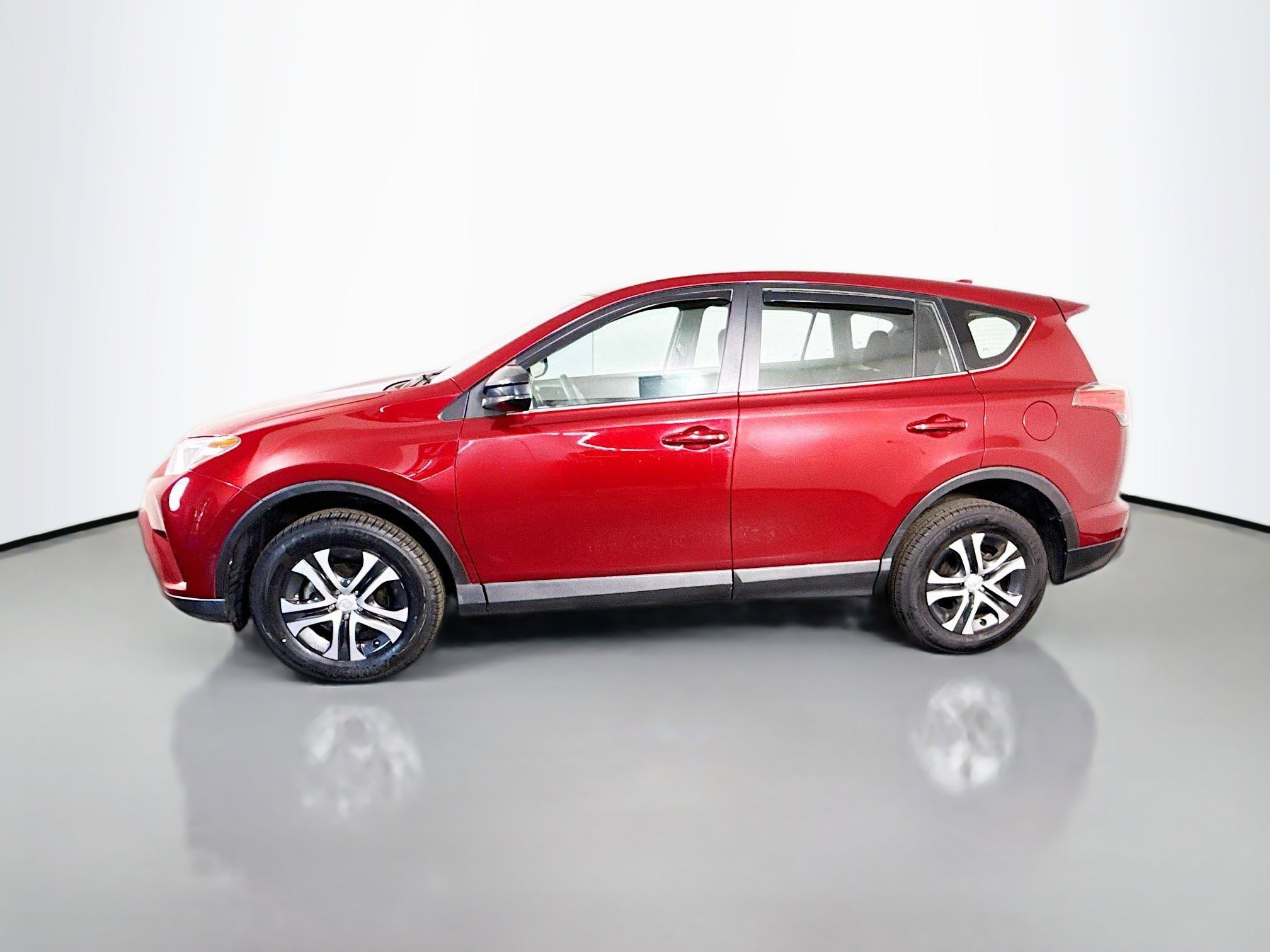 Used 2018 Toyota RAV4 LE image 6