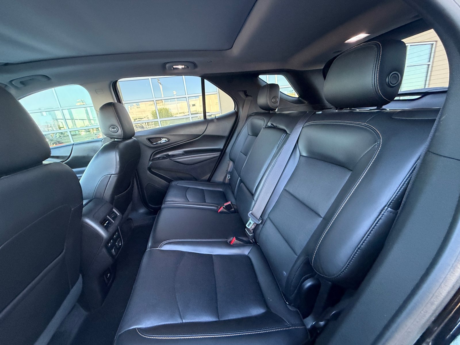 Used 2018 Chevrolet Equinox Premier FWD image 17