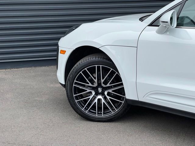 Certified 2025 Porsche Macan AWD/4WD image 12