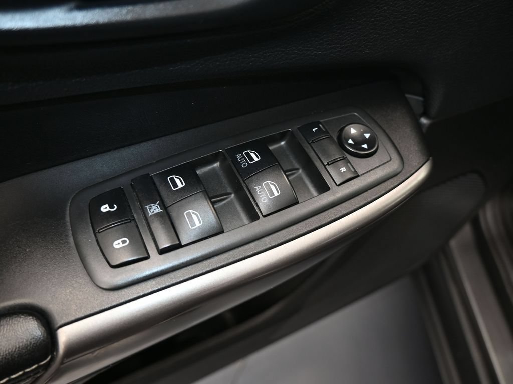 Used 2019 Jeep Cherokee Limited FWD image 12
