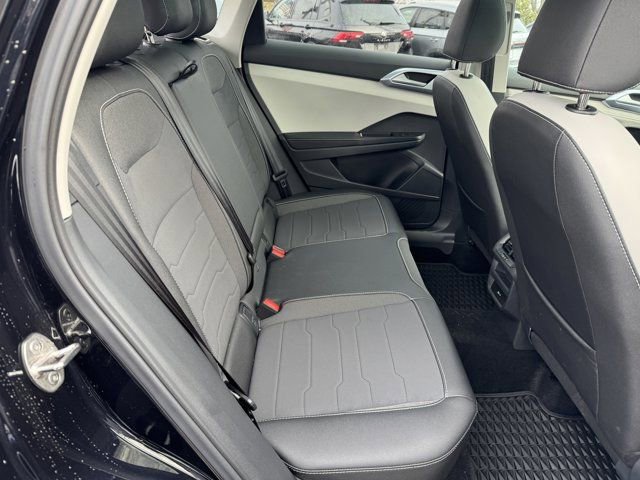 Used 2025 Volkswagen Taos SE w/ Panoramic Sunroof Package AWD/4WD image 32